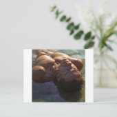 Carte Postale Un Homme Beau Flotte Sur Le Dos (Debout devant)