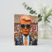 Carte Postale Un homme dans la Cravate orange une société en déc (Debout devant)