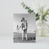 Carte Postale Un homme debout sur la jetée (Debout devant)