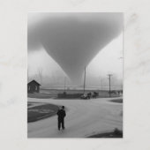 Carte Postale Un homme devant la tornade (Devant)