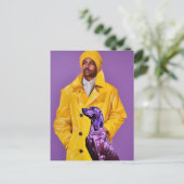 Carte Postale Un homme en Raincoat jaune avec un chien pourpre (Debout devant)