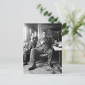 Carte Postale Un homme géant boit une bière, 1910 (Debout devant)