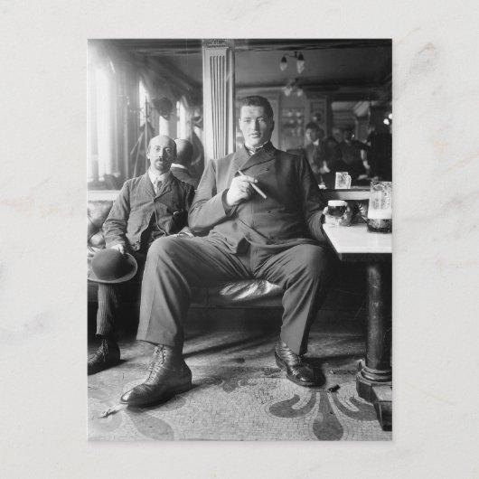 Carte Postale Un homme géant boit une bière, 1910 (Devant)