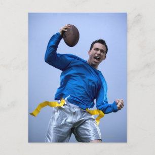 Carte Postale Un homme hispanique lance un football