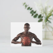 Carte Postale Un homme s'accroche au basket-ball (Debout devant)