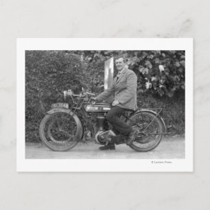 Carte Postale Un homme sur la vieille B.S.A. Moto