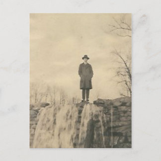 Carte Postale Un homme sur une falaise