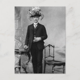 Carte Postale Un homme vintage en costume portant le Casquette d