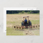Carte Postale Un jeune garçon conduisant un tracteur récoltant (Devant / Derrière)