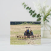 Carte Postale Un jeune garçon conduisant un tracteur récoltant (Debout devant)