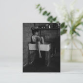 Carte Postale Un jeune homme dans un lavabo (Debout devant)