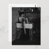 Carte Postale Un jeune homme dans un lavabo (Devant / Derrière)