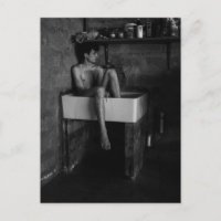 Un jeune homme dans un lavabo