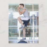 un jeune homme qui fait des exercices d'étape sur