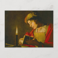 Un jeune homme qui lit aux chandelles
