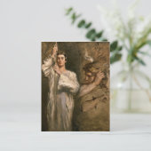 Carte Postale Un jeune homme tient une croix (Debout devant)