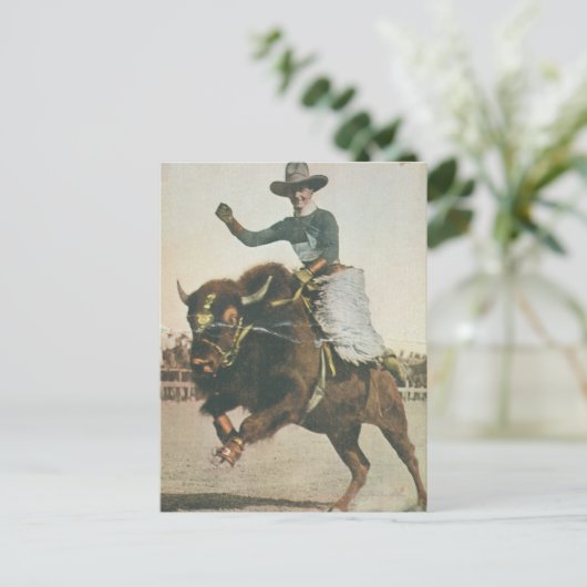 Carte Postale Un joyeux cowboy sur un bison rebutant. (Debout devant)
