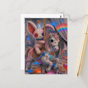 Carte Postale Un lapin empaillé effrayant dans un cheval de carr