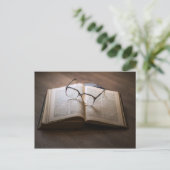 Carte Postale Un livre, une paire de lunettes (Debout devant)