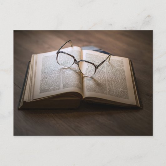 Carte Postale Un livre, une paire de lunettes (Devant)