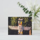 Carte Postale Un mât totem à Vancouver, Canada. (Debout devant)