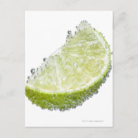 Un morceau de citron vert biologique mûr submergé