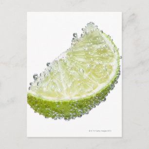 Carte Postale Un morceau de citron vert biologique mûr submergé