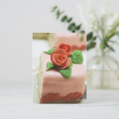 Carte Postale Un morceau de gâteau d'anniversaire avec des roses (Debout devant)
