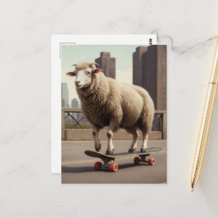 Carte Postale Un mouton blanc en planche à roulettes dans la vil
