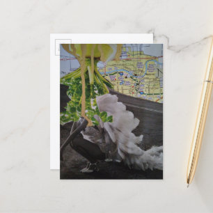 Carte Postale Un OVNI feuillu vient pour son collage multimédia