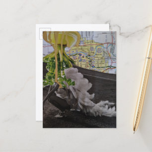 Carte Postale Un OVNI feuillu vient pour son collage multimédia