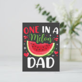 Carte Postale Un papa d'anniversaire de fête dans un melon (Debout devant)