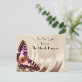 Carte Postale Un papillon rose sur un arrière - plan satiné crèm (Debout devant)