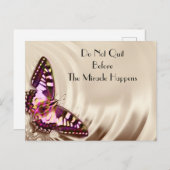 Carte Postale Un papillon rose sur un arrière - plan satiné crèm (Devant / Derrière)