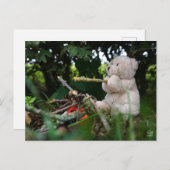 Carte Postale Un petit garçon qui est au feu de camp. (Devant / Derrière)