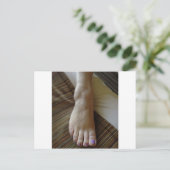 CARTE POSTALE UN PIED À LA CULTURE (Debout devant)