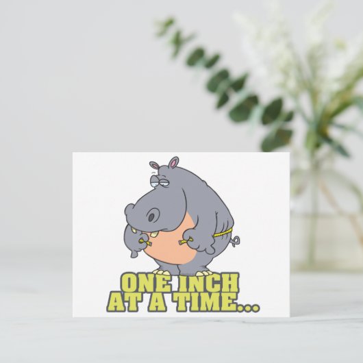 Carte Postale un pouce à un régime alimentaire hippo humour (Debout devant)