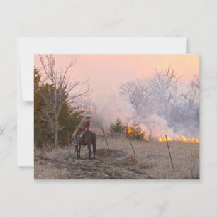 Carte Postale Un rancher du Kansas regarde une brûlure contrôlée