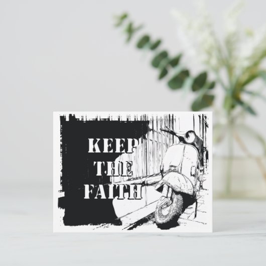 Carte Postale Un scooter garde la foi (Debout devant)