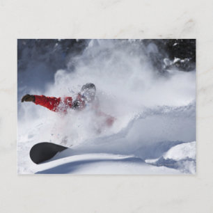 Carte Postale Un snowboardeur arrache de la poudre non suivie se