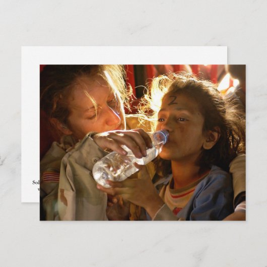 Carte Postale Un soldat aide un enfant réfugié (Devant / Derrière)