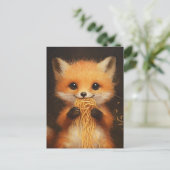 Carte Postale Un super mignon bébé renard rouge mangeant spaghet (Debout devant)