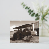 Carte postale ~ Un tracteur antique le jour d'été (Debout devant)