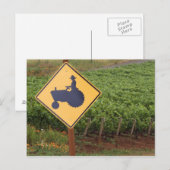 Carte Postale Un tracteur jaune qui traverse le vignoble (Devant / Derrière)