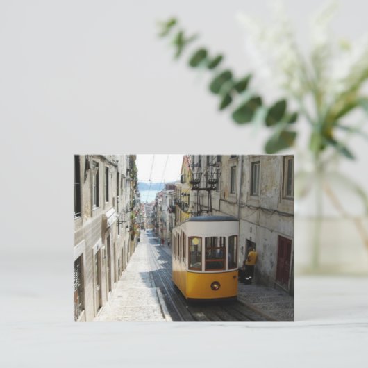 Carte Postale Un tramway à Lisbonne (Debout devant)