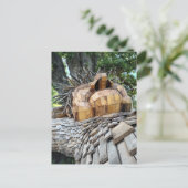 Carte Postale Un troll dort sous un arbre protégeant la nature (Debout devant)
