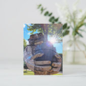 Carte Postale Un troll géant soutient un arbre (Debout devant)