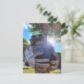 Carte Postale Un troll soutient un arbre (Debout devant)