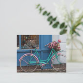 Carte Postale Un vélo rose avec panier en osier et fleurs (Debout devant)