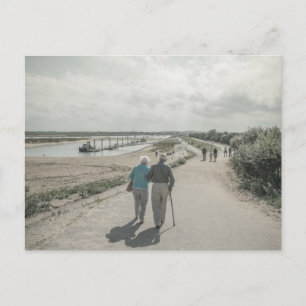 Carte Postale Un vieux couple marchant dans la rue